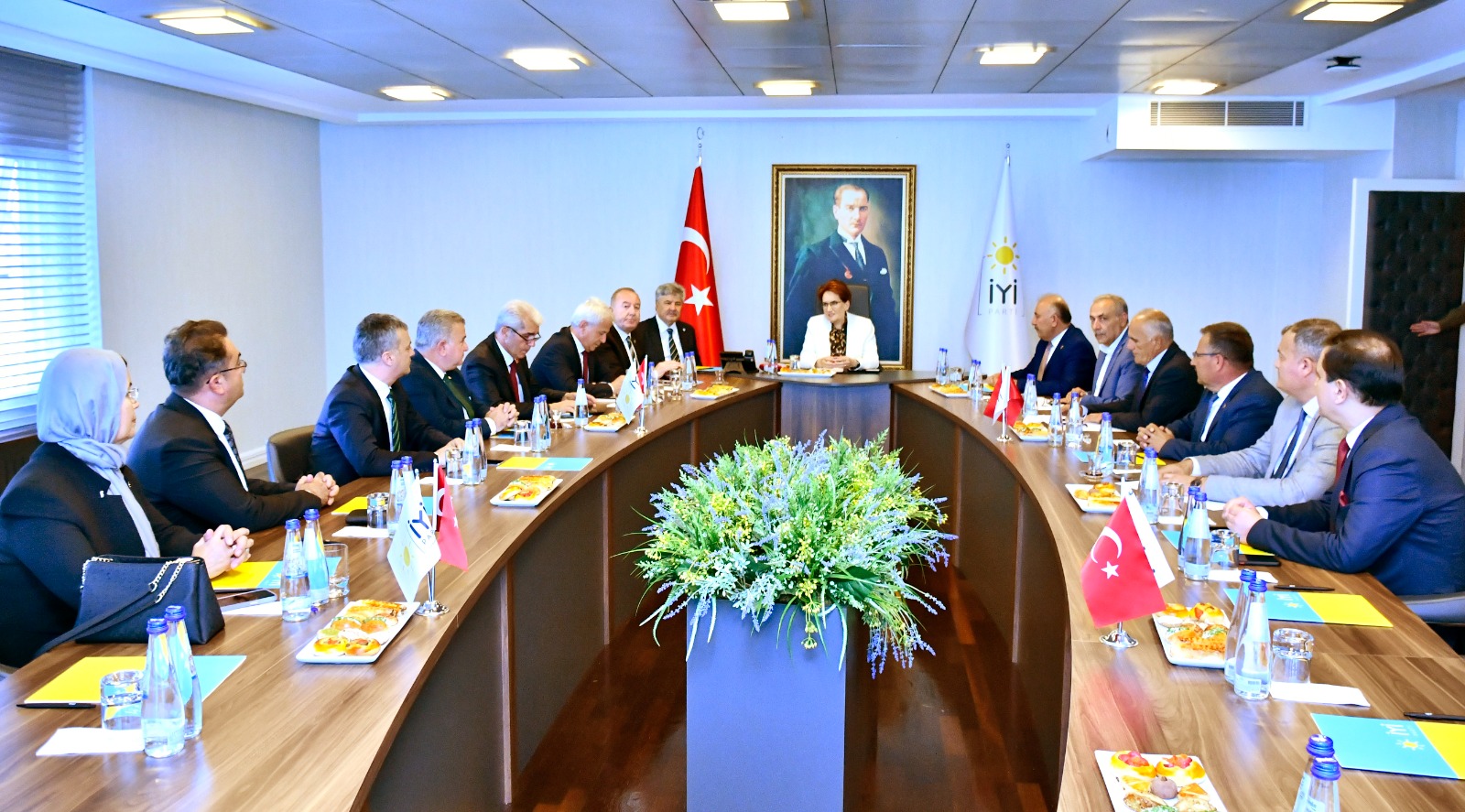 Meral Akşener, partisinin belediye başkanlarıyla bir araya geldi