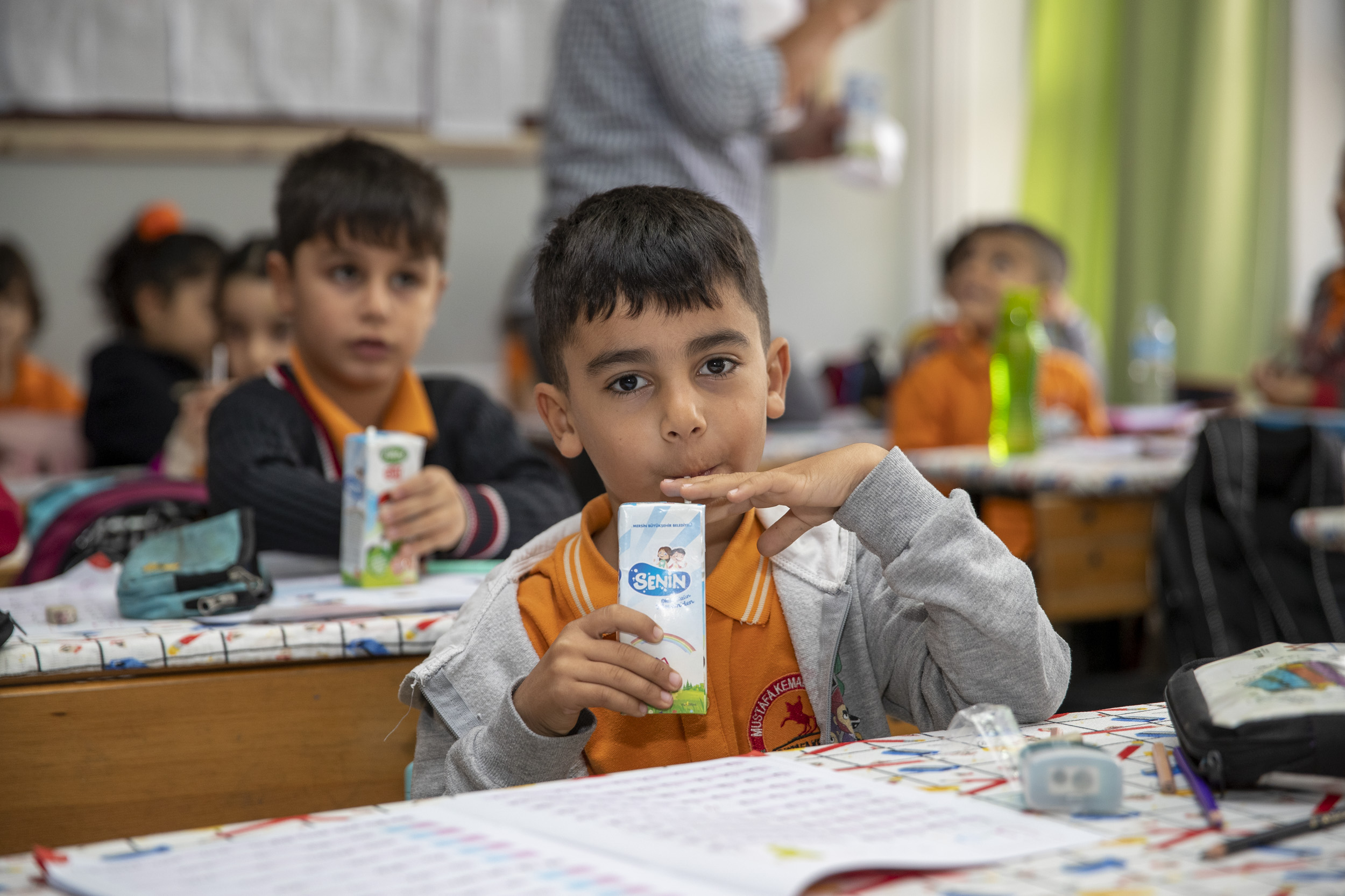 Mersin Büyükşehir Belediyesi’i kolları sıvadı: Süt içmeyen çocuk kalmayacak