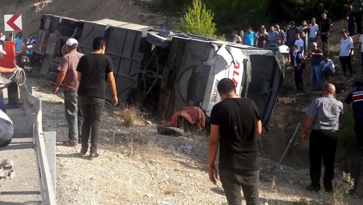 Mersin'de askerleri taşıyan otobüs devrildi: 4 asker şehit!
