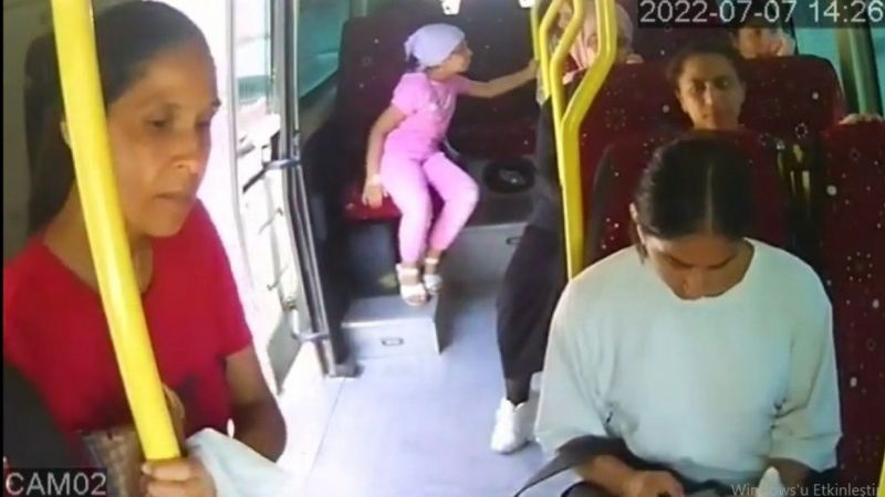 Minibüste açık kapıdan düşen yolcu hayatını kaybetti