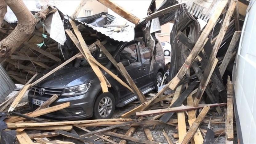 Muş'ta şiddetli fırtına nedeniyle 50 evin çatısı uçtu