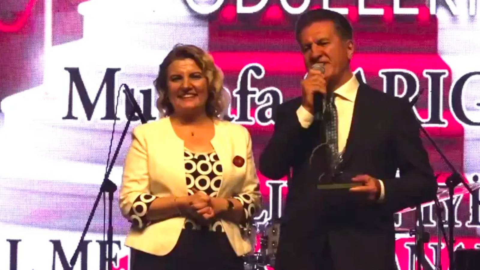 Mustafa Sarıgül'e "Altın Pişmaniye Ödülü" verildi