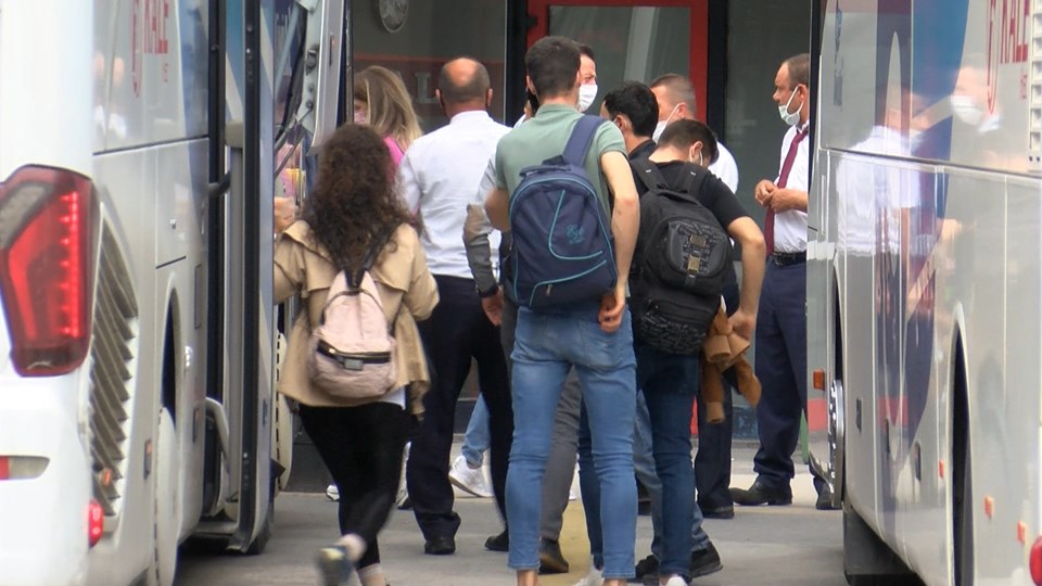Otogarda dönüş yoğunluğu başladı, otobüs biletleri tükendi