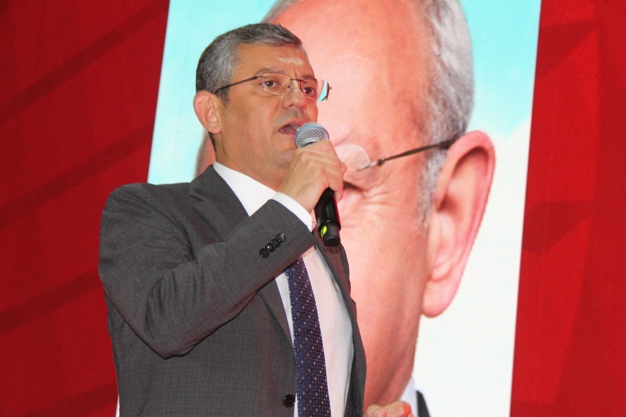 Özgür Özel, kürsüdeyken 'Kılıçdaroğlu' sloganı atılmasına kızdı: Beni Süleyman Soylu susturamadı!