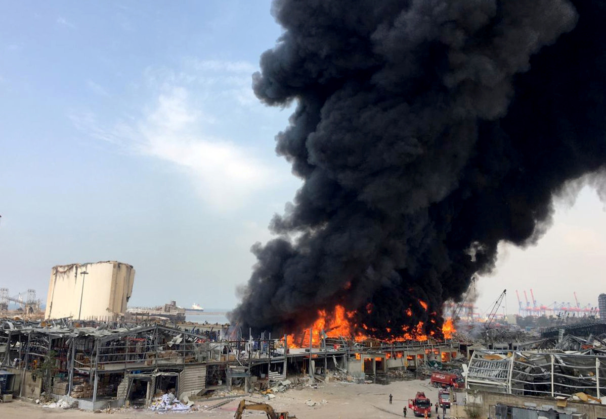 Patlamadan bir ay sonra Beyrut Limanı'nda yangın çıktı