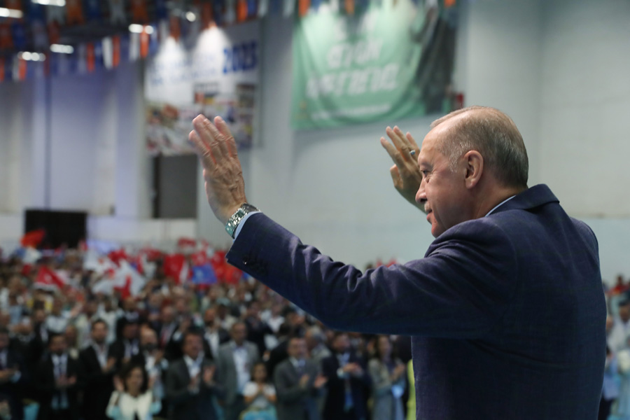 "Erdoğan, çevresindeki çözülmeyi durdurmak için 'ben adayım' dedi"