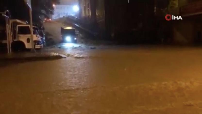 Rize'de şiddetli yağış: Ev ve işyerlerini su bastı