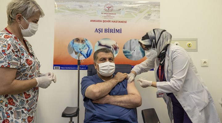 Sağlık Bakanı Koca, canlı yayında koronavirüs aşısı oldu