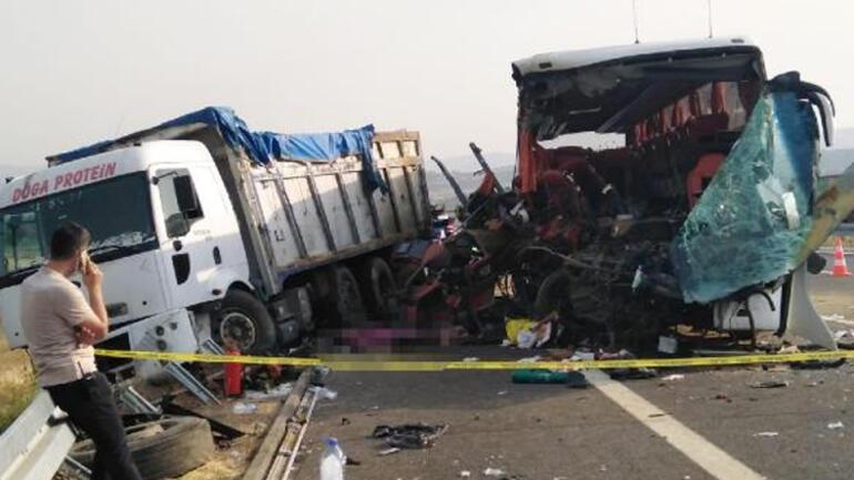Soma'da TIR, otobüse çarptı: 6 kişi öldü, 42 kişi yaralandı