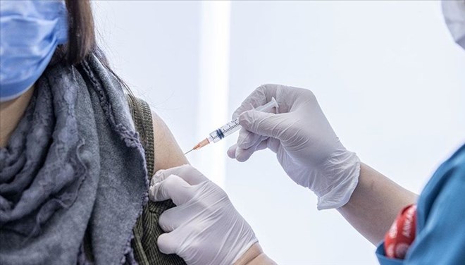 Son bir haftada 1 milyon doza yakın aşı yapıldı