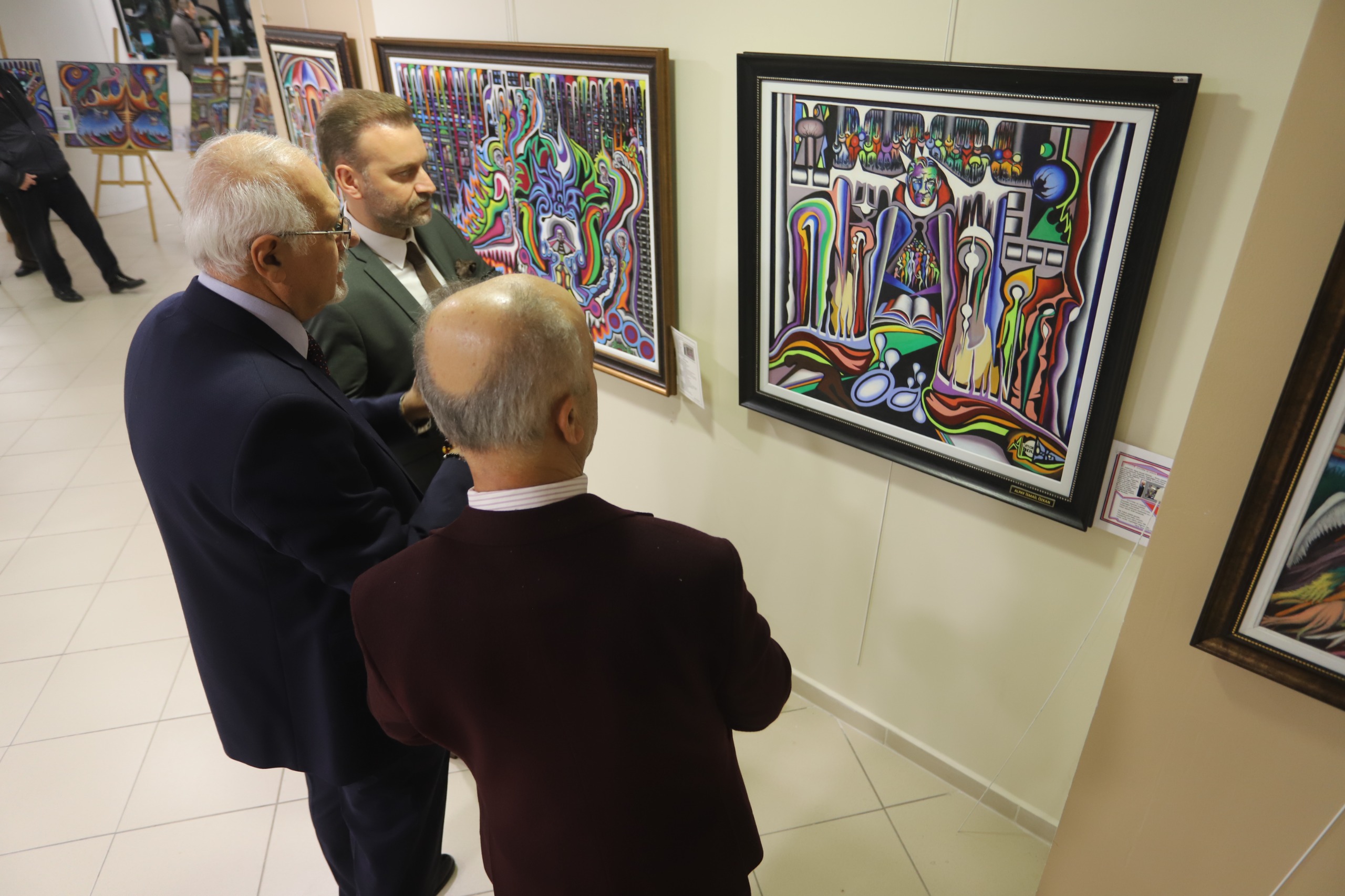 Sürrealist renk cümbüşü yaşatan sergi Kartal Belediyesi’nde açıldı