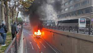 Taksim'de servis minibüsü alev alev yandı