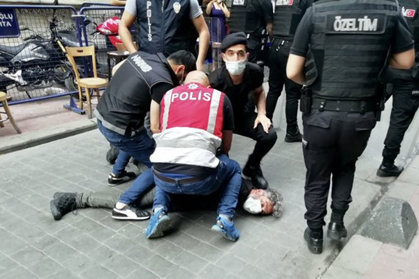 Taksim'de yapılan Onur Yürüyüşü'ne muhabire tepki çeken gözaltı