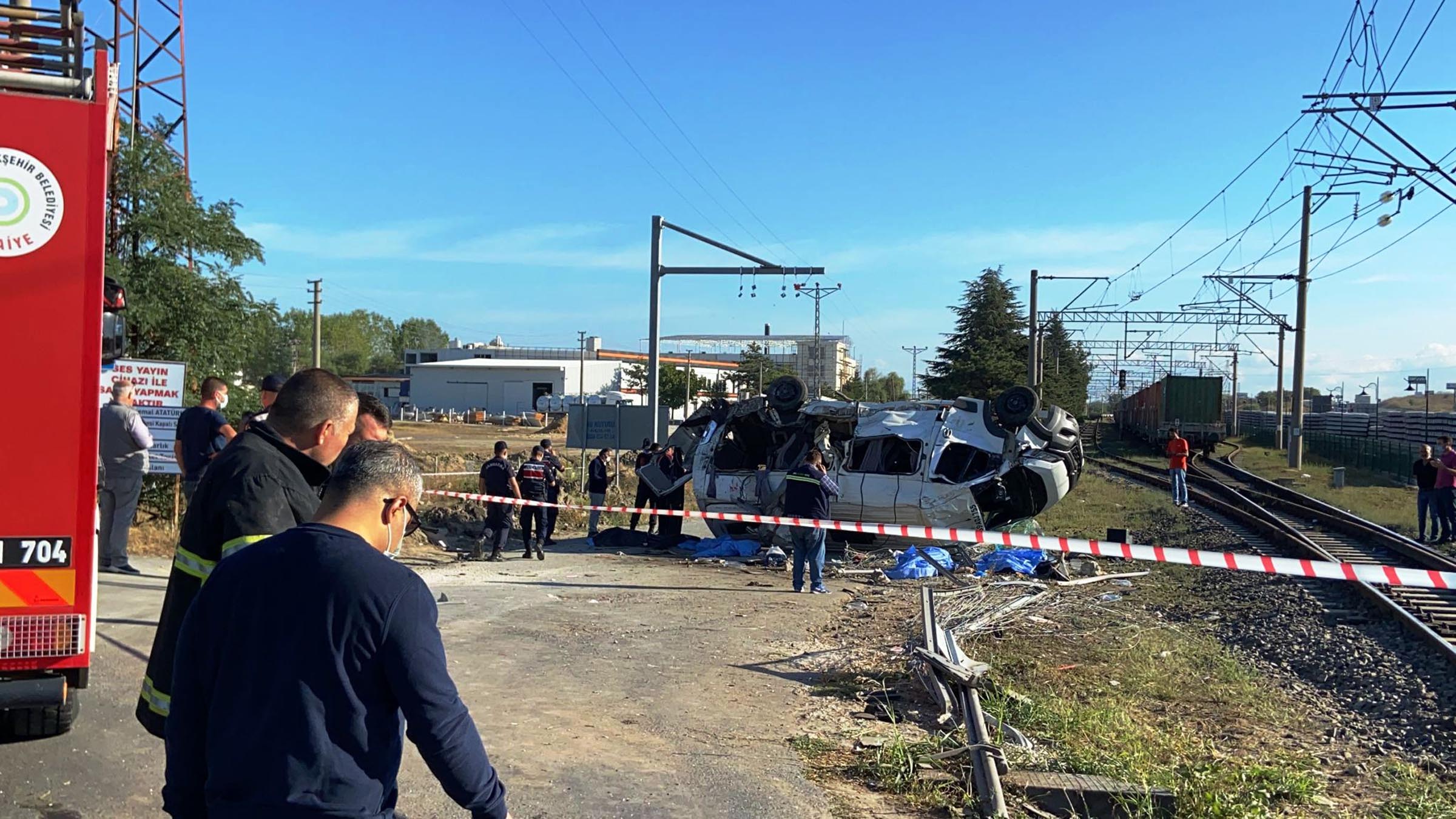 Tekirdağ'ın Ergene ilçesinde yük treni minibüse çarptı: 6 ölü