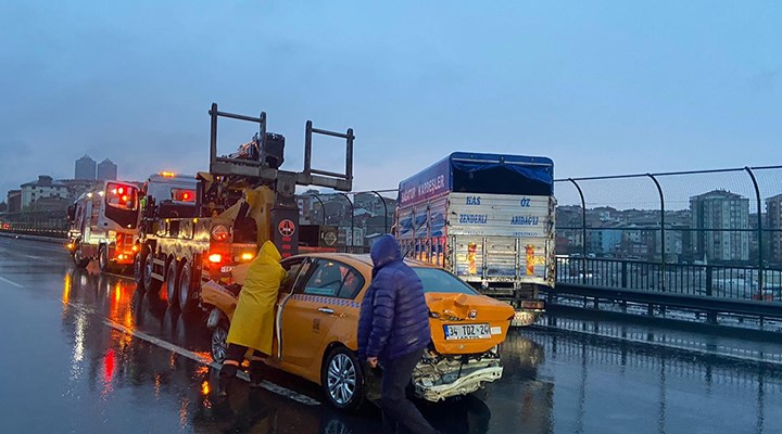 TEM Otoyolu’nda zincirleme kaza: Yol trafiğe kapatıldı