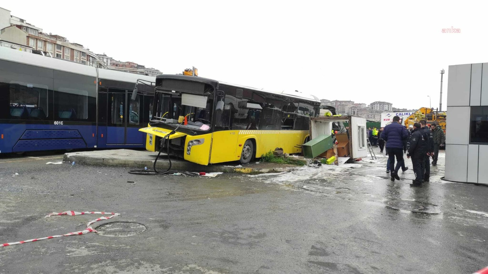 Tramvay ve otobüs çarpıştı: 2'si ağı 12 yaralı
