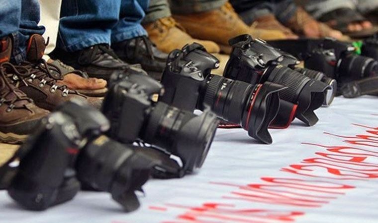 Türkiye'de basın özgürlüğü:  ‘Arkadaş’ demek de, ‘128 Milyar’ demek de yasak!