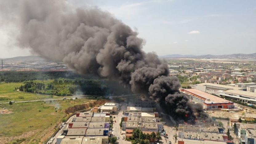 Tuzla'da büyük çaplı fabrika yangını: 3 işçi hayatını kaybetti