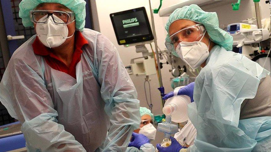 Üç sağlık çalışanı daha koronavirüs hayatını kaybetti