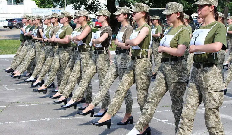 Ukrayna’da kadın askerlerin topuklu ayakkabı ile yürütülmesi tepki çekti: Tehlikeli ve aptalca