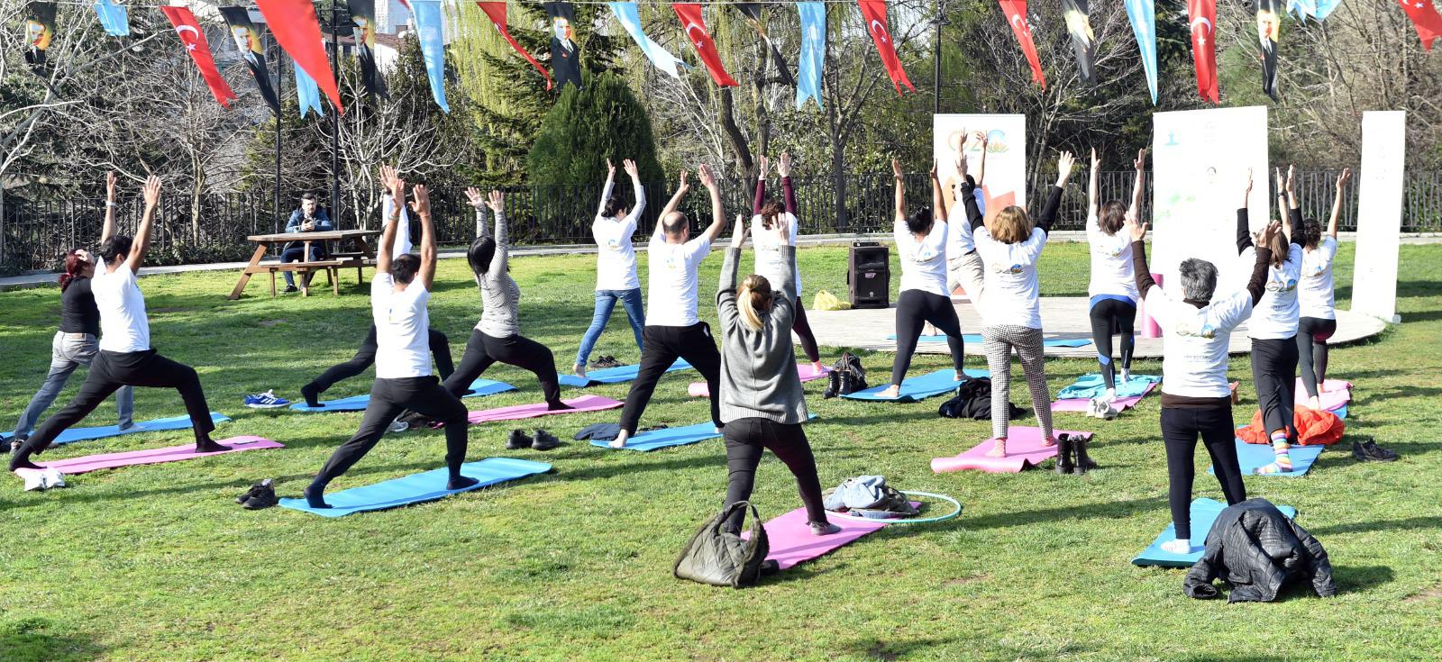 Uluslararası Mutluluk Günü’nde Beşiktaş’ta yoga ve meditasyon etkinliği düzenlendi