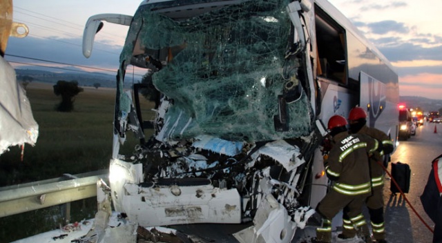 Uşak'ta yolcu otobüsü kaza yaptı: 2 ölü, 18 yaralı