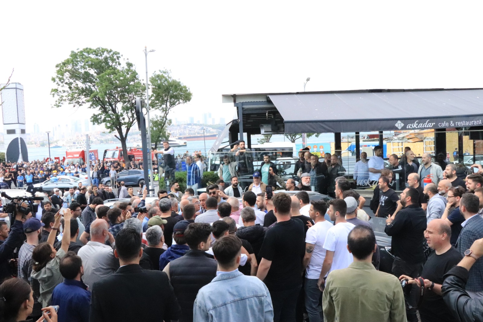 Üsküdar'daki kaçak kafenin yıkımı mahkeme kararıyla durduruldu, kaçak kafeye Türk bayrağı asıldı