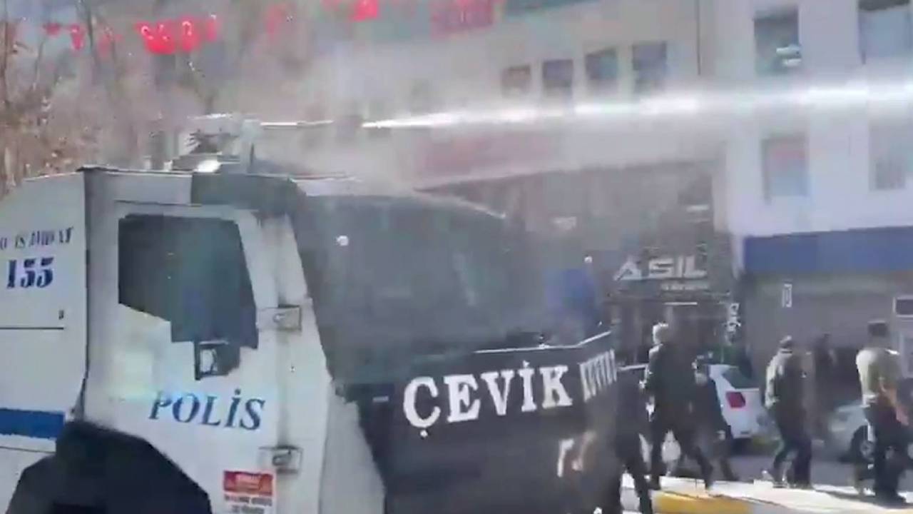 Van’da Abdullah Zeydan kararını protesto eden vatandaşlara polis müdahalesi