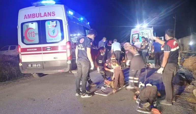 Van'da mültecileri taşıyan minibüs devrildi: 12 ölü