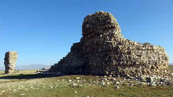 Van Gölü'nde sular çekilince tarihi Erciş Kalesi ortaya çıktı