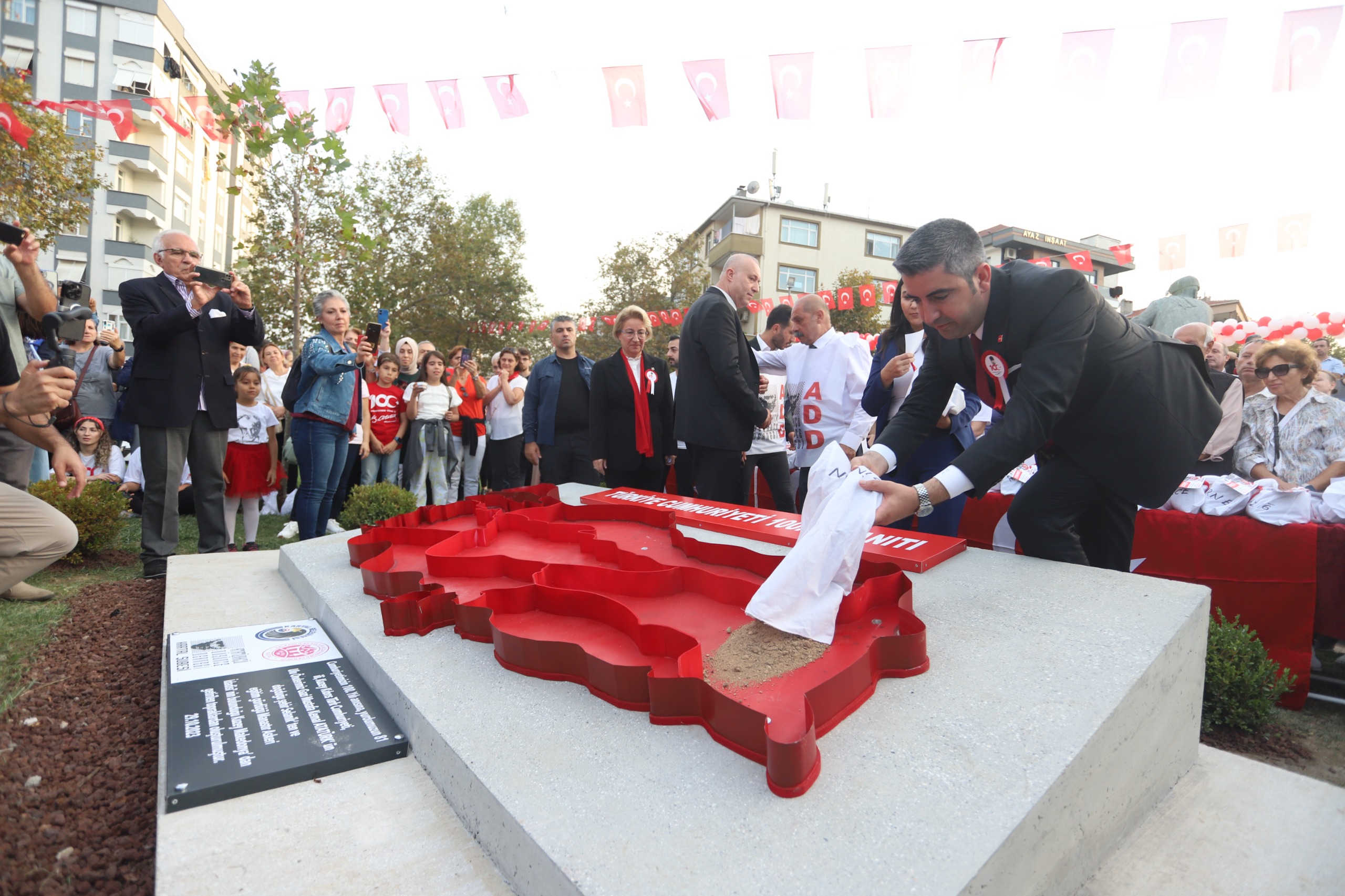 Vatan Topraklarıyla Türkiye'nin 100. Yıl Anıtı oluşturuldu
