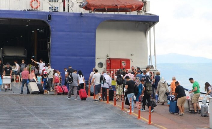 Yenikapı-Bandırma feribot seferlerinde bayram tatili yoğunluğu başladı
