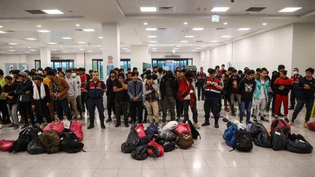'Yılbaşından bugüne kadar 72 bin 578 kaçak göçmen sınır dışı edildi'
