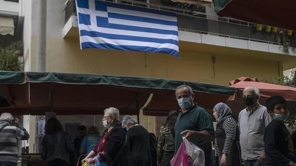 Yunanistan'da aşısızların kapalı alanlara girmesi yasaklandı