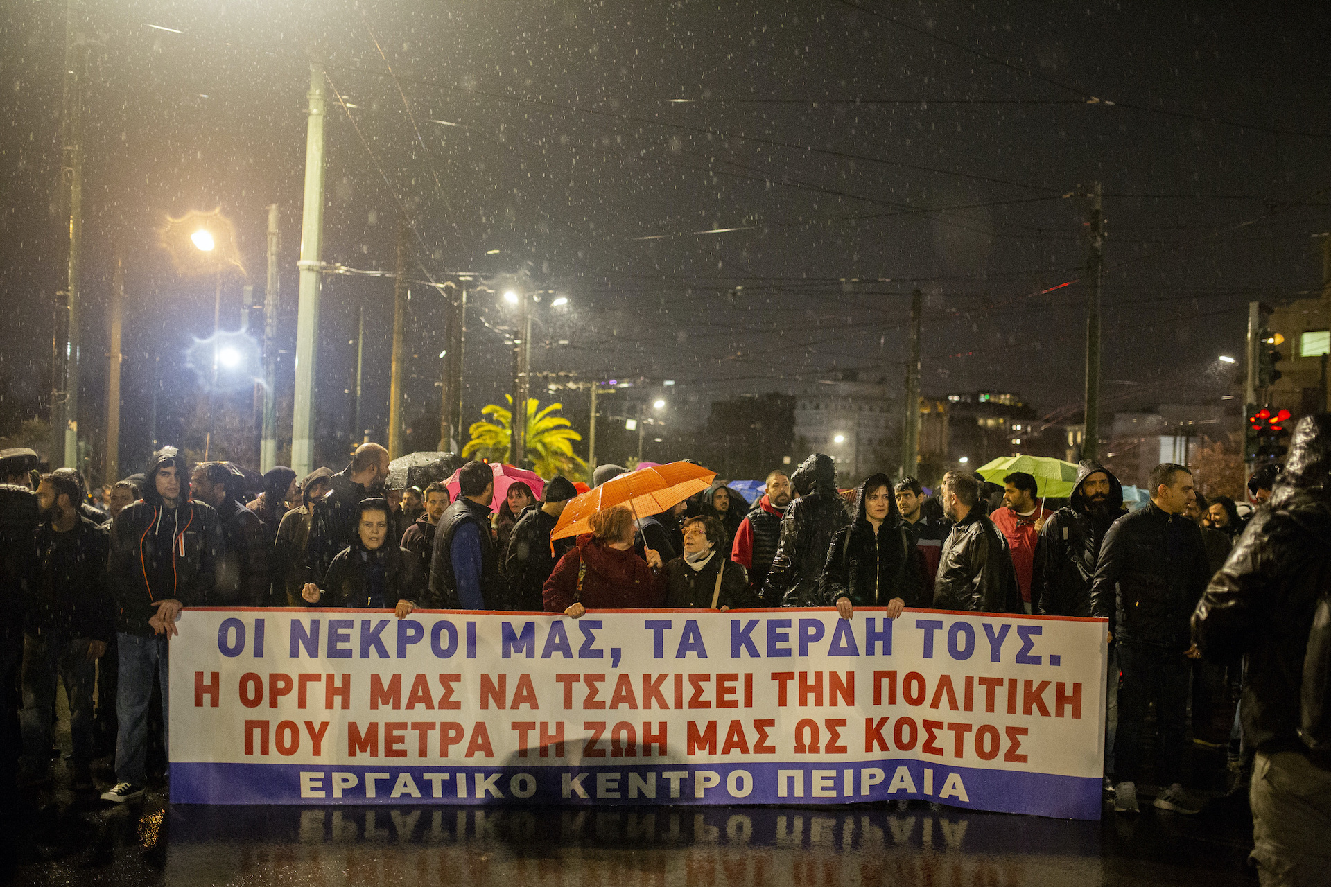 Yunanistan halkı, tren kazasında ölenlerin hesabını yetkililerden soruyor: Sokaklar protestocularla dolu